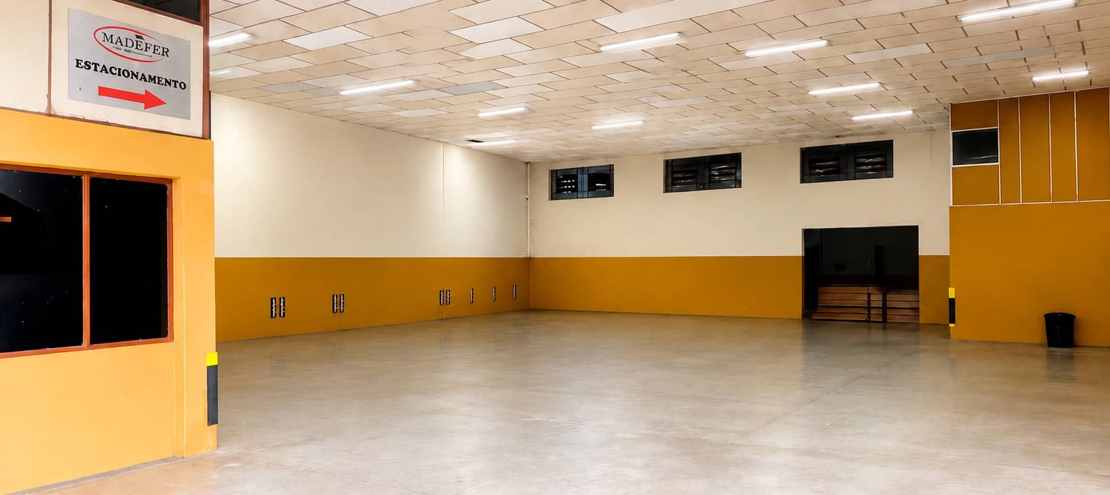 Amplo estacionamento coberto da Madefer, Vila Carvalho, Ribeirão Preto